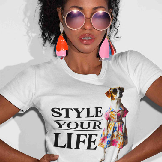 Style Your Life - Modische Hundedame im Blumenkleid" Unisex T-Shirt